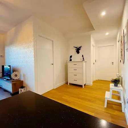 En Edificio Nuevo Con Piscina פורטונובו